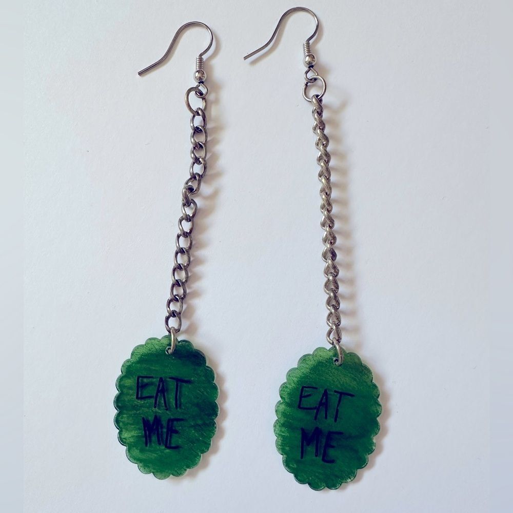 Alice in Wonderland "Eat Me" Dangly Earrings with Chain